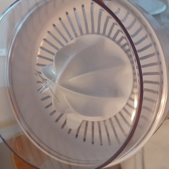 Oster Citrus Juicer - Picture 3 of 6